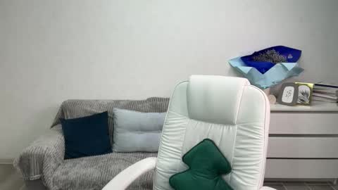 Eva online show from November 25, 2025, 6:08 pm