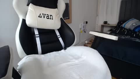 Snapshot of evans_king chatting on February 22, 2025, 6:08 pm Evan online show from February 22, 2025, 6:08 pm