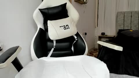 Snapshot of evans_king chatting on September 27, 2025, 2:11 pm Evan online show from September 27, 2025, 2:11 pm