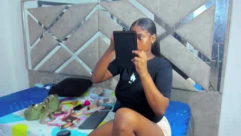 Eva And Emmanuel online show from December 18, 2025, 1:28 pm