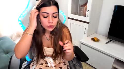 eveeevian online show from February 11, 2025, 7:33 am