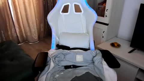 eveeevian online show from February 19, 2025, 2:44 pm