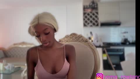 E V E L Y N  online show from December 3, 2024, 6:49 pm