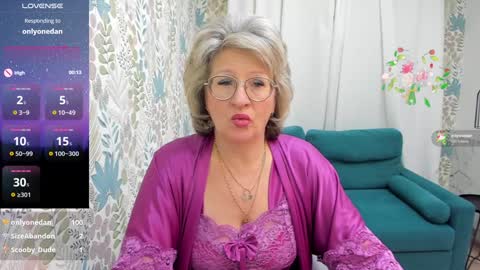 Snapshot of evelynblissful chatting on December 18, 2024, 8:20 am Evelyn online show from December 18, 2024, 8:20 am