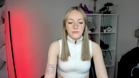 Snapshot of evelynblond chatting on February 6, 2026, 1:25 pm evelynblond online show from February 6, 2026, 1:25 pm