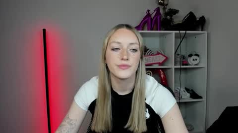 Snapshot of evelynblond chatting on April 21, 2026, 12:22 pm evelynblond online show from April 21, 2026, 12:22 pm