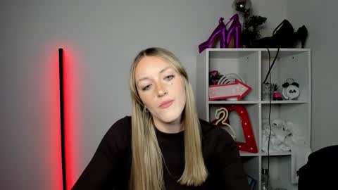 Snapshot of evelynblond chatting on April 29, 2026, 5:30 pm evelynblond online show from April 29, 2026, 5:30 pm