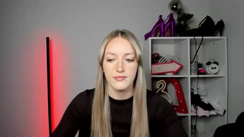 Snapshot of evelynblond chatting on May 7, 2026, 12:43 pm evelynblond online show from May 7, 2026, 12:43 pm