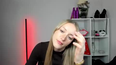 Snapshot of evelynblond chatting on May 14, 2026, 12:45 pm evelynblond online show from May 14, 2026, 12:45 pm