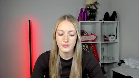 Snapshot of evelynblond chatting on May 18, 2026, 12:44 pm evelynblond online show from May 18, 2026, 12:44 pm
