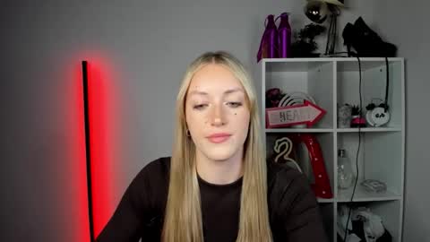 Snapshot of evelynblond chatting on May 29, 2026, 1:42 pm evelynblond online show from May 29, 2026, 1:42 pm