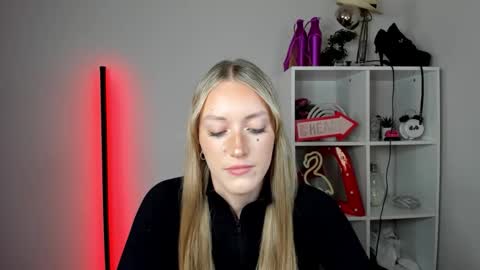 Snapshot of evelynblond chatting on June 1, 2026, 12:40 pm evelynblond online show from June 1, 2026, 12:40 pm