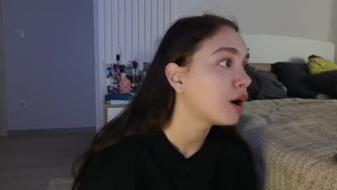 evi_woow online show from April 15, 2026, 11:05 pm