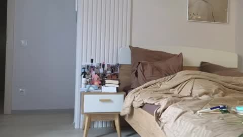 evi_woow online show from April 25, 2026, 5:43 am