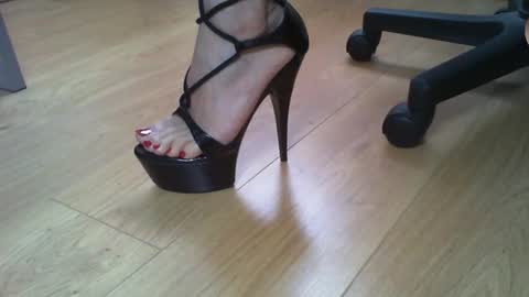 Snapshot of exquisite_elise chatting on October 21, 2025, 1:23 pm Elise online show from October 21, 2025, 1:23 pm