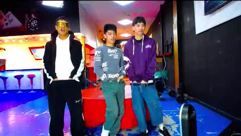 extrangers online show from October 25, 2025, 1:07 pm