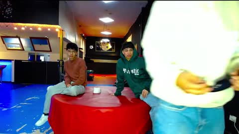 extrangers online show from October 26, 2025, 1:06 pm