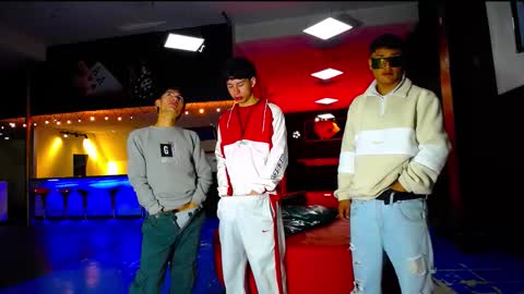 extrangers online show from October 27, 2025, 1:26 pm