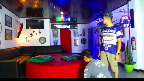 extrangers online show from November 30, 2025, 1:04 pm