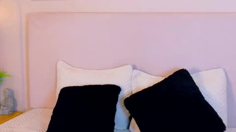 eymicooper online show from September 13, 2025, 7:35 pm