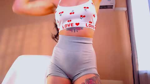 Elli  online show from December 17, 2025, 12:44 pm