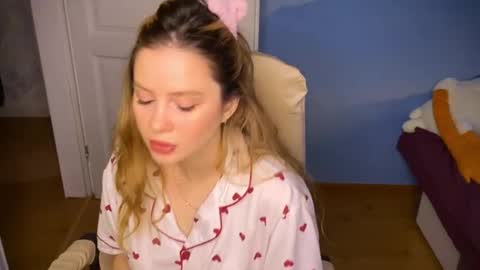 Ilona online show from September 19, 2025, 6:59 am