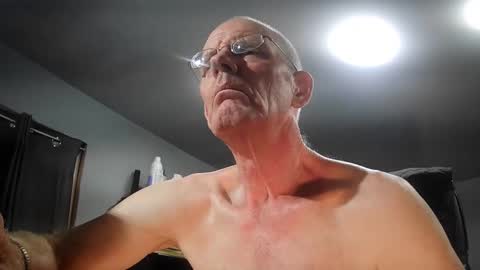 fantasyresort online show from September 15, 2025, 3:06 am