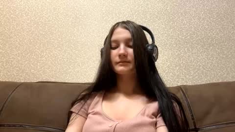 Aurora 18yo online show from November 11, 2025, 8:25 am