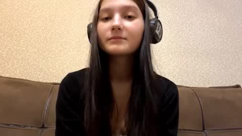 Aurora 18yo online show from November 20, 2025, 8:36 am
