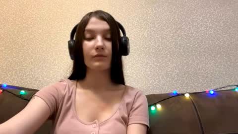 Aurora 18yo online show from December 16, 2025, 8:19 am