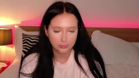 Felicia Herceg online show from November 8, 2025, 11:25 pm