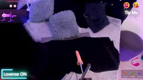 felina online show from December 5, 2025, 6:37 pm