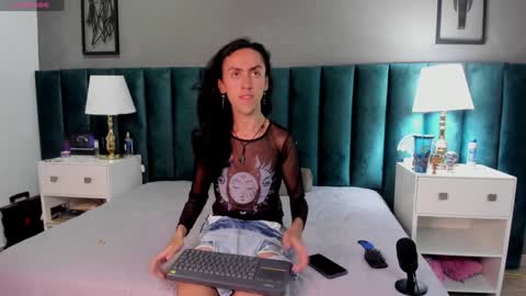 Snapshot of fenix_karoll chatting on January 4, 2025, 10:05 am Karol online show from January 4, 2025, 10:05 am