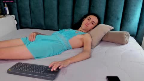 Snapshot of fenix_karoll chatting on January 6, 2025, 12:27 am Karol online show from January 6, 2025, 12:27 am