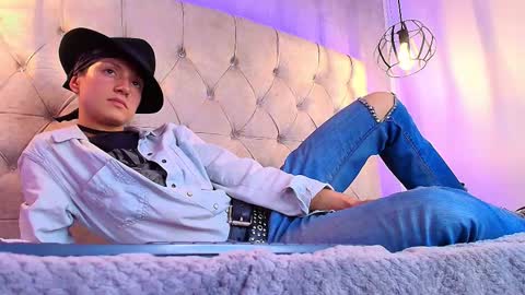   online show from November 6, 2025, 8:21 pm