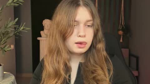 fiora online show from November 7, 2025, 5:07 am