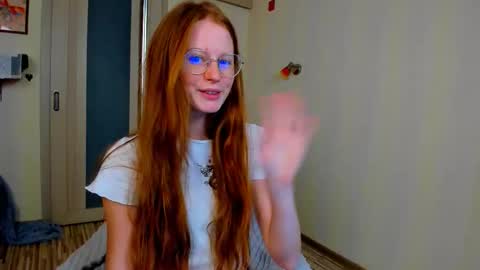 fire_luna online show from September 30, 2025, 6:18 am