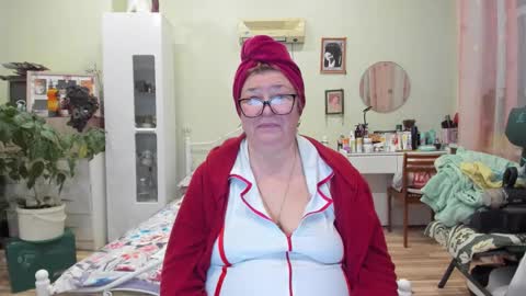 Snapshot of flowerlover8 chatting on December 5, 2025, 5:27 am Flowerlower online show from December 5, 2025, 5:27 am