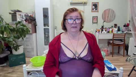 Snapshot of flowerlover8 chatting on December 17, 2025, 7:31 pm Flowerlower online show from December 17, 2025, 7:31 pm