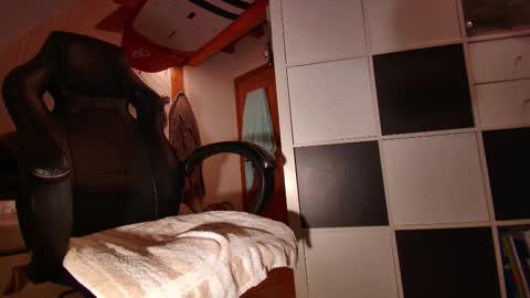 Snapshot of flyingmoon22 chatting on October 17, 2025, 4:42 pm Matthew online show from October 17, 2025, 4:42 pm