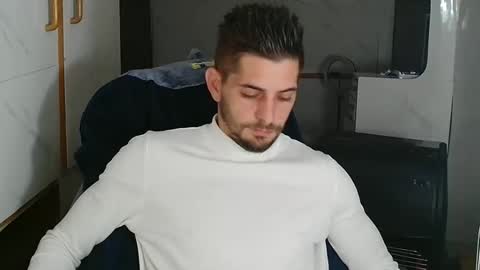 independent model online show from November 7, 2025, 6:19 pm