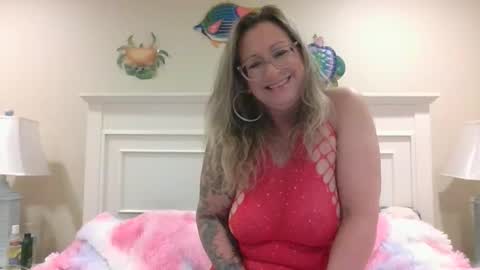 Snapshot of forevermilfxoxo chatting on February 12, 2025, 10:37 pm Aleesa online show from February 12, 2025, 10:37 pm