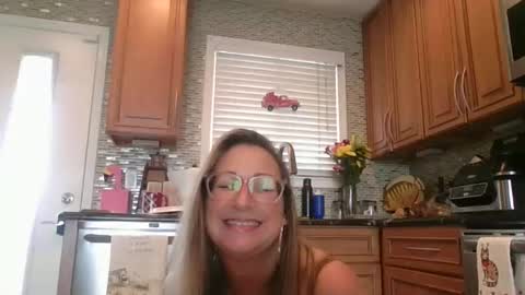 Snapshot of forevermilfxoxo chatting on February 18, 2025, 1:44 pm Aleesa online show from February 18, 2025, 1:44 pm