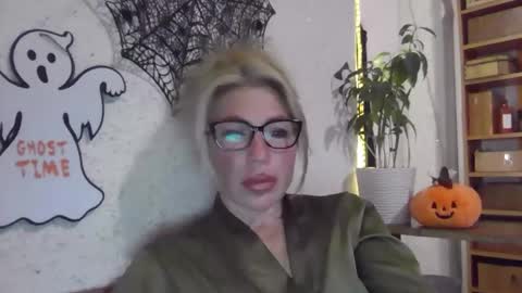 Snapshot of fox_red_lady7 chatting on October 31, 2025, 7:59 pm fox_red_lady7 online show from October 31, 2025, 7:59 pm