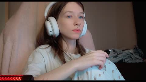 fran_bow online show from February 2, 2025, 5:15 pm