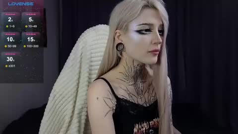 Snapshot of fraulein_mooon chatting on January 3, 2025, 7:18 pm Asya UwU online show from January 3, 2025, 7:18 pm