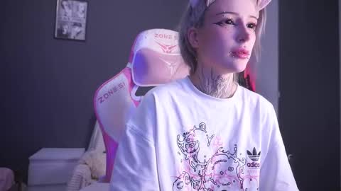 Snapshot of fraulein_mooon chatting on January 8, 2026, 8:22 pm Asya UwU online show from January 8, 2026, 8:22 pm