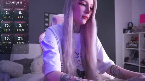 Snapshot of fraulein_mooon chatting on January 12, 2026, 6:24 pm Asya UwU online show from January 12, 2026, 6:24 pm