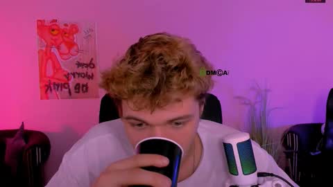 Snapshot of fred_strong chatting on December 17, 2025, 9:48 am Freddy online show from December 17, 2025, 9:48 am