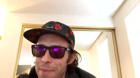 Snapshot of freeyourmind247 chatting on December 4, 2024, 6:17 pm freeyourmind247 online show from December 4, 2024, 6:17 pm